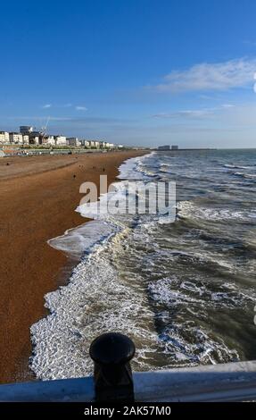 Brighton UK 7. Januar 2020 - einem hellen, sonnigen Tag am Strand von Brighton aber nass und windig Wettervorhersage ist in Großbritannien in den nächsten Tagen zu verbreiten. Foto: Simon Dack/Alamy leben Nachrichten Stockfoto