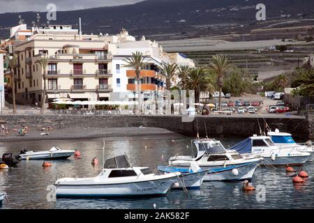 Kleine Boote vertäut alongisde Strandpromenade Playa San Juan, Teneriffa, Kanarische Inseln Stockfoto