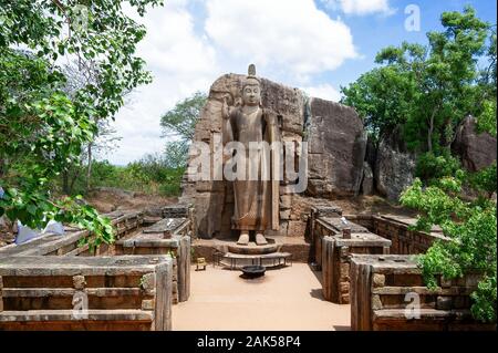 Die Avukana Statue befindet sich in der Ortschaft in der Nähe von Avukana Kekirawa entfernt. Stockfoto