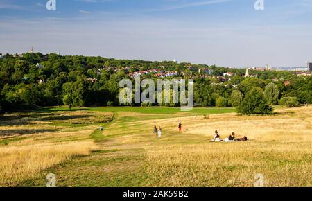 London, England, Großbritannien - 20 August, 2013: die Menschen in der Sonne auf dem Parliament Hill entfernt, Teil von Hampstead Heath Park im Norden von London, mit dem neighbou Stockfoto