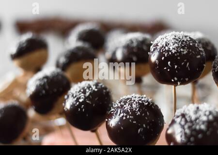 Kuchen Pop candy Sticks mit dunkler Schokolade dekoriert. Stockfoto