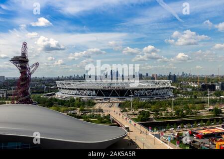 Stratford, London, UK, 3. Mai 2018: West Ham United Stadium mit der City of London im Hintergrund Stockfoto