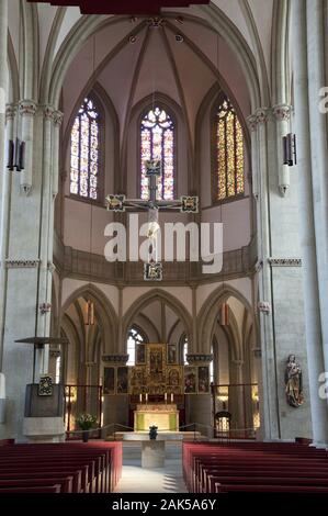 Osnabrueck: Blick in den Chor mit Maßwerkfenstern der St. Marienkirche, Osnabruecker Land | Verwendung weltweit Stockfoto