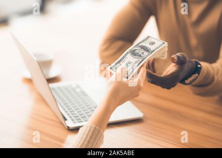 Korruption Konzept. Nicht erkennbare unehrlich schwarzer Geschäftsmann Geld von Frau. Freier Speicherplatz Stockfoto