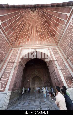 Alt-Dehli: Besucher der Jami Masjid (freitagsmoschee), Indien | Verwendung weltweit Stockfoto