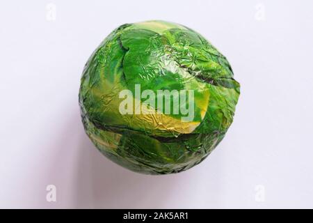 Folie eingewickelt Schokolade Riese Sprießen von M&S Giant Sprossen & Satsumas - Milch mit Schokoladegeschmack hohle Kugel auf weißem Hintergrund Stockfoto