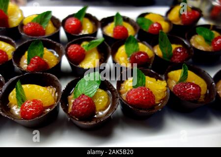 Kleine Schokoladenkuchen mit Creme Patissiere im Frühstücksbuffet im Azul Beach Resort Hotel, Puerto Morelos, Riviera Maya, Cancun. Stockfoto
