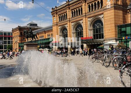 Ernst-August-Platz: Hauptbahnhof mit Reiterstandbild von König Ernst August, Hannover | Verwendung weltweit Stockfoto