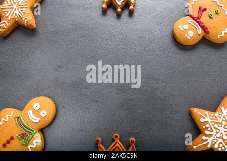 Weihnachten hausgemachte Lebkuchen Cookies auf dunklem Hintergrund. Stockfoto