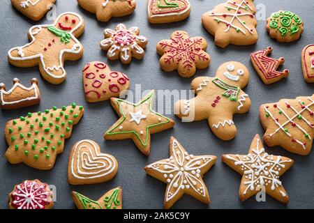 Weihnachten hausgemachte Lebkuchen Cookies auf dunklem Hintergrund. Stockfoto