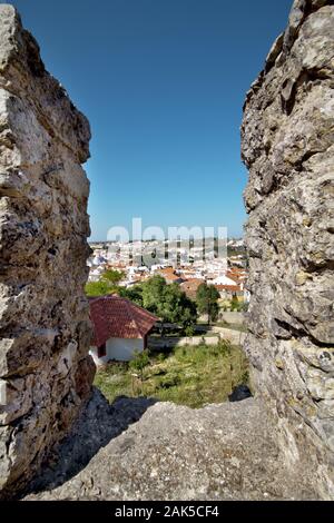 Costa Vicentina: Santiago do Cacem, Blick von der Burgruine auf die Stadt, Algarve | Verwendung weltweit Stockfoto