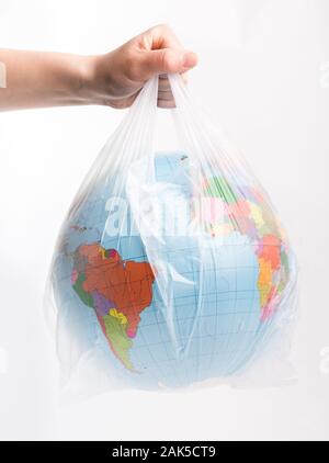 Das Konzept der Tag der Erde. Frau Hand hält die Erde in einen Plastikbeutel auf weißem Hintergrund Stockfoto