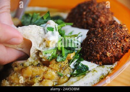 Gesunde vegetarische Falafel und Hummus Pita Stockfoto