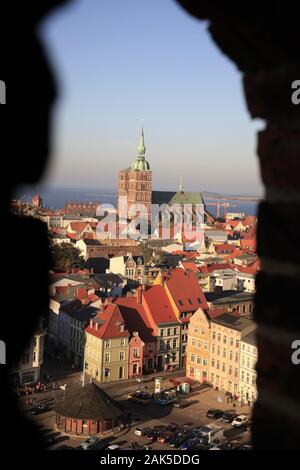 Stralsund: Blick auf die Stadt vom Turm der St.-Marien-Kirche, Mecklenburg-Vorpommern | Verwendung weltweit Stockfoto