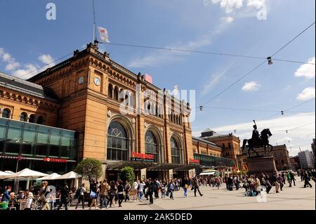 Ernst-August-Platz: Hauptbahnhof mit Reiterstandbild von König Ernst August, Hannover | Verwendung weltweit Stockfoto