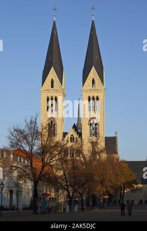 Halberstadt: Dom, Blick in die doppelturmfront des Westbaus, Harz | Verwendung weltweit Stockfoto
