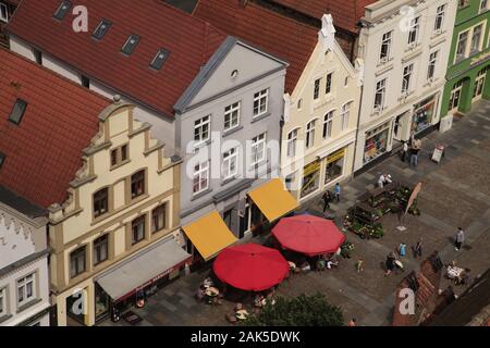 Güstrow: Blick auf den Marktplatz vom Turm der Pfarrkirche St. Marien, Mecklenburg-Vorpommern | Verwendung weltweit Stockfoto