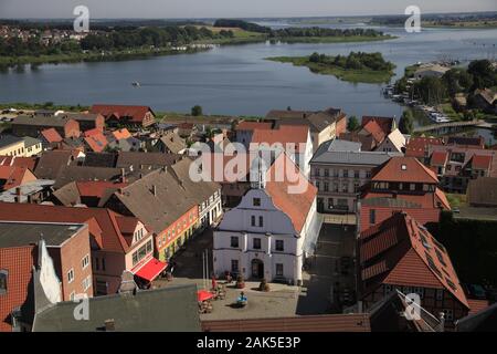 Wolgast: Blick vom Turm der St.-Petri-Kirche in Marktplatz und dem Peenestrom, Mecklenburg-Vorpommern | Verwendung weltweit Stockfoto