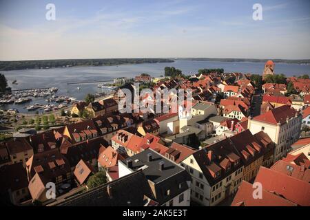 Waren: Blick vom Turm der Kirche St. Marien in Altstadt und Müritz, Mecklenburg-Vorpommern | Verwendung weltweit Stockfoto