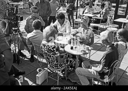 Am Filmset zu Som hon bäddar weit Han ligga mit Harald Leipnitz, Lil Terselius und Annabella Munther, Regie: Gunnar Höglund, 1969. Auf dem Film von Som hon bäddar weit Han ligga, starring Harald Leipnitz, Lil Terselius und Annabella Munther, Regie: Gunnar Höglund, 1969. Stockfoto