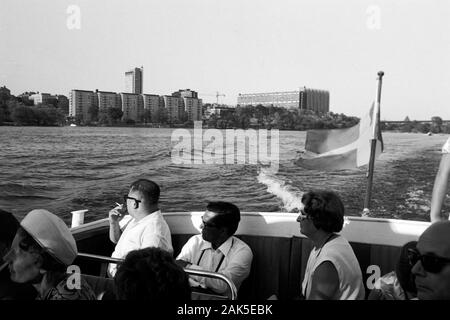 Blick aus dem Tourboot in Marieberg, 1969. Blick auf Marieberg aus einem Schiff, 1969. Stockfoto