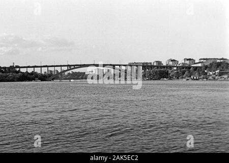 Blick aus dem Tourboot in sterben Tranebergsbron, 1969. Blick auf Tranebergsbron aus einem Schiff, 1969. Stockfoto