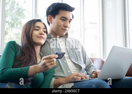 Ein paar hält Kreditkarte auf digital Tablet, Beziehung, moderne Technik, die online einkaufen. Stockfoto