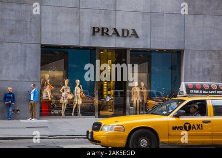 Manhattan/Midtown: PRADA Store in der 5th Avenue, New York | Verwendung weltweit Stockfoto