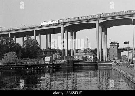 Blick aus dem Tourboot in sterben Skanstullsbron, 1969. Blick auf Skanstullsbron aus einem Schiff, 1969. Stockfoto