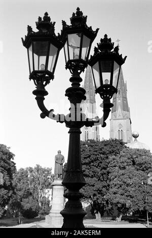 Im Universitetsparken mit Blick auf den Dom St. Erik und die Statue zu Ehren des Schriftstellers und Komponisten Erik Gustaf Geijer, 1969. Das Flanieren durch die Universitetsparken, mit Blick auf St. Erik's Cathedral und eine Statue zu Ehren Schriftsteller und Komponisten Erik Gustaf Geijer, 1969. Stockfoto