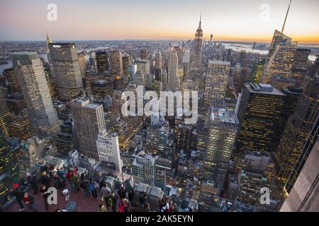 Stadtbezirk Manhattan: ROCKFELLER PLAZA, die Aussicht von der Besucherterrasse des GE Building (Oberseite des Felsens) Richtung Empire State Building, New York Stockfoto