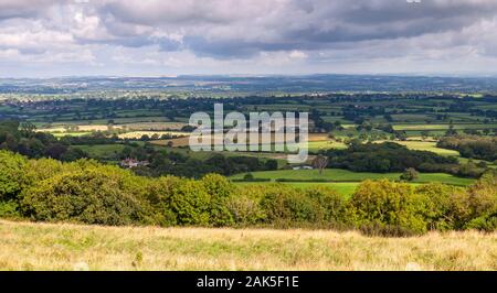 Ein Patchwork aus Weide, Heu Felder und kleine Wälder umfasst die landwirtschaftliche Landschaft von Dorset von Blackmore Vale als von Bulbarrow Hügel gesehen. Stockfoto