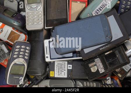 Athen, Griechenland - 18. Oktober 2019: Stapel von alten Handys gebrochen Smartphones und vintage Mobiltelefone an Junk-e-shop. Stockfoto