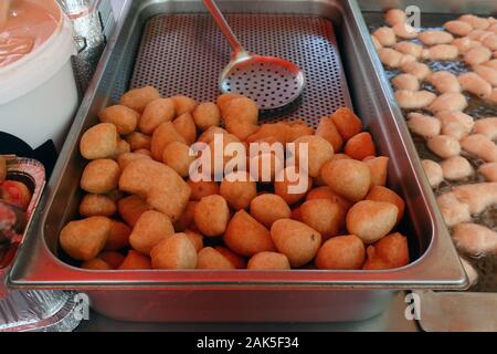 Loukoumades traditionelle griechische süßes Dessert frittierte Teig Donuts, meist mit Honig serviert. Stockfoto