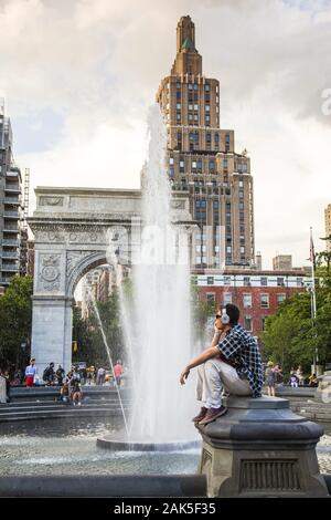 Manhattan/West Village: Washington Square Park, Washington Square Arch und Springbrunnen, New York | Verwendung weltweit Stockfoto