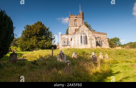 Dorset, England, Großbritannien - 26 August, 2012: Die Sonne scheint auf die traditionelle Pfarrkirche von Hilton in der Landschaft von Dorset. Stockfoto