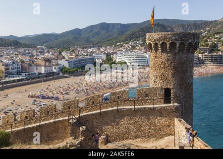 Tossa del Mar: Blick von der Festung ueber die Bucht in Stadt und Strand, Barcelona | Verwendung weltweit Stockfoto