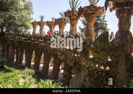 Stadtteil Gracia: Parc Güell, organische Fussgaengerbruecke von Antoni Gaudi, Barcelona | Verwendung weltweit Stockfoto