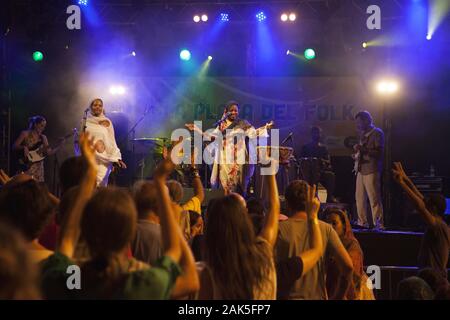 Festa Major de Gracia: afrikanisches Konzert an der Placa del Sol, Barcelona | Verwendung weltweit Stockfoto