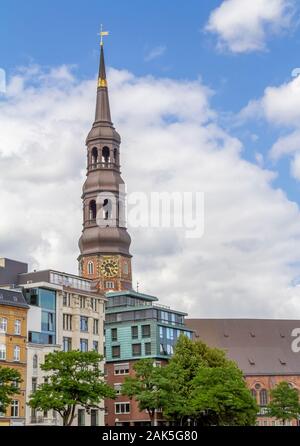 Blick auf die Stadt einschließlich der Turm der St. Catherines Kirche in Hamburg im Sommer Stockfoto