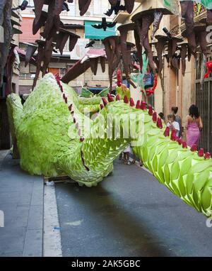 Festa Major de Gracia: Geschmueckte Strassenzuege im Stadtteil Gràcia, Barcelona | Verwendung weltweit Stockfoto