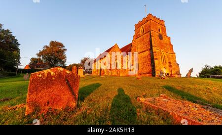 Gillingham, England, Großbritannien - 22 Juli 2012: Die untergehende Sonne leuchtet der Turm von Allerheiligen Kirche in Kington Magna in Dorset. Stockfoto