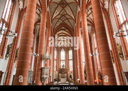 St. Wendel: Blick durch das Langhaus in den Chor der Wendalinusbasilika, Saarland | Verwendung weltweit Stockfoto