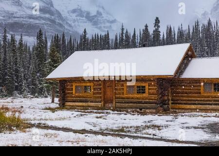 Elizabeth Parker Hütte an einem kalten Tag im September in den Lake O'Hara Bereich der Yoho National Park, British Columbia, Kanada Stockfoto