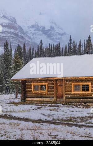 Elizabeth Parker Hütte an einem kalten Tag im September in den Lake O'Hara Bereich der Yoho National Park, British Columbia, Kanada Stockfoto