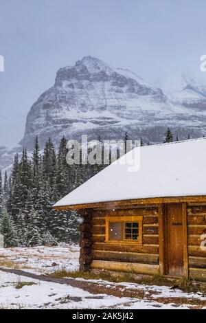 Elizabeth Parker Hütte an einem kalten Tag im September in den Lake O'Hara Bereich der Yoho National Park, British Columbia, Kanada Stockfoto