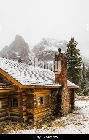 Elizabeth Parker Hütte an einem kalten Tag im September in den Lake O'Hara Bereich der Yoho National Park, British Columbia, Kanada Stockfoto