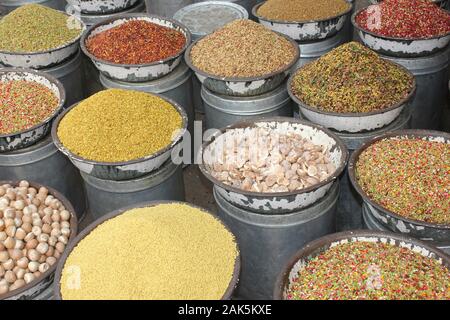 Hülsenfrüchte und Gewürze in Markt, Alte Ahmedabad, Gujarat, Indien. Stockfoto