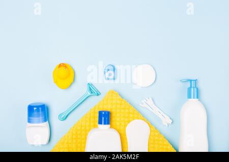 Frau Badewanne Gesicht Reinigung Pflege morgendliche Routine, oben flach Komposition mit weißen und blauen Punkte auf hellblau Schreibtisch Stockfoto