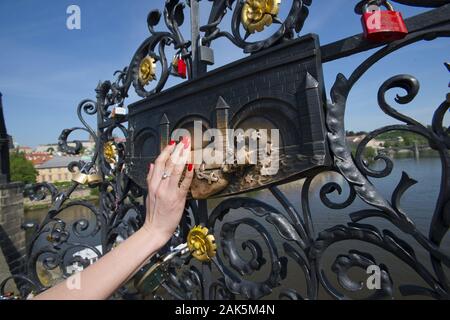 Karlsbruecke: Relief an der Stelle, an der der Hl. Johannes von Nepomuk in die Moldau gestoßen wurde, Prag | Verwendung weltweit Stockfoto